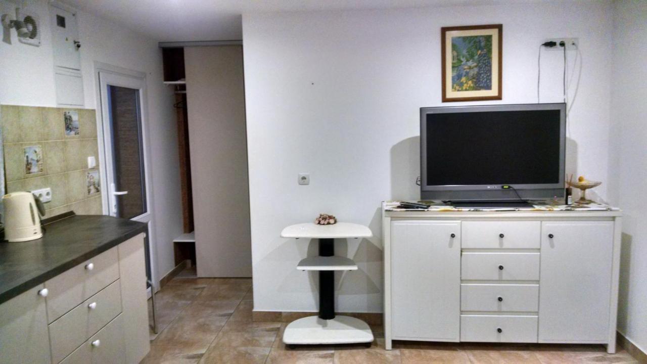 Студия С Двориком В Отраде Oldenburg Bagian luar foto